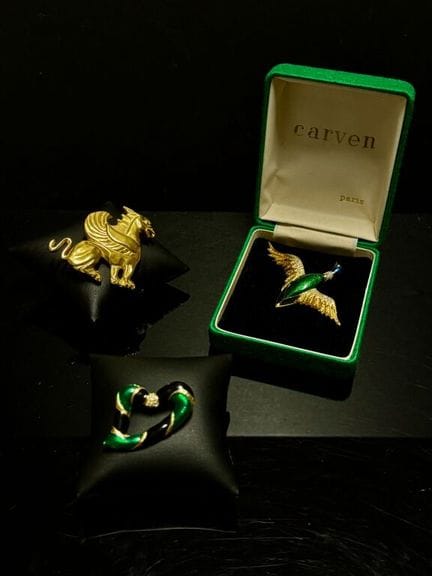 CARVEN 
Broche Oie sauvage en métal doré émaillé e