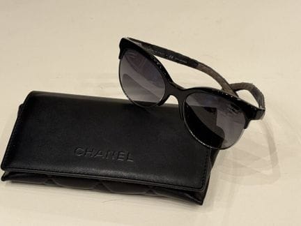 CHANEL 
Schwarze Sonnenbrille aus Metall und Aceta