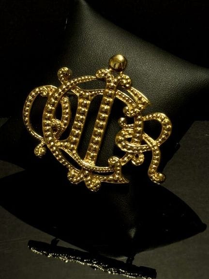 CHRISTIAN DIOR par GROSSÉ 
Broche calligraphie got
