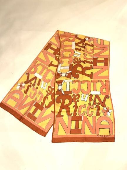 NINA RICCI 
Schal aus Wolle und Seide mit dem Mark