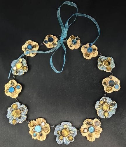 ANIKA.
Collier ras-de-cou en talosel à éléments en