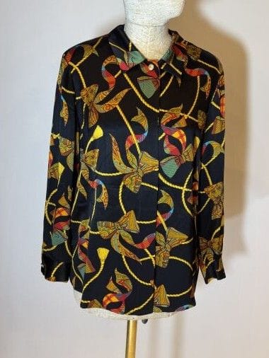 LOUIS FÉRAUD Set. 
Chemise en soie imprimée à déco