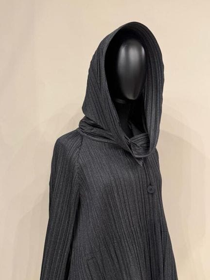 ISSEY MIYAKE, PLEATS PLEASE 
Cardigan court à capu