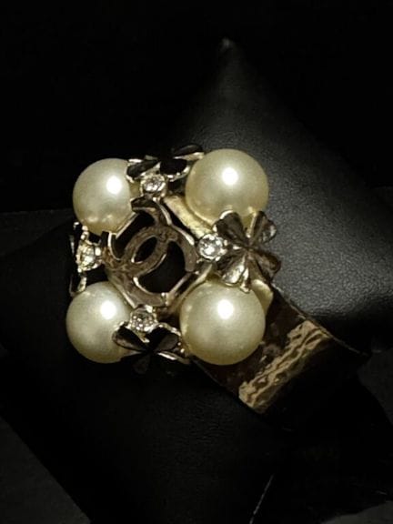 CHANEL 
Bracelet ouvert en métal plaqué argenté tr