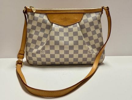 LOUIS VUITTON Paris 
Tasche „Siracusa“ aus weiß-gr