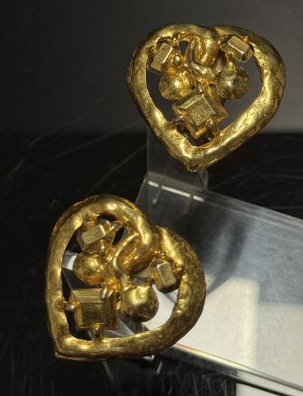 Christian LACROIX 
Paire de clips d'oreilles cœurs