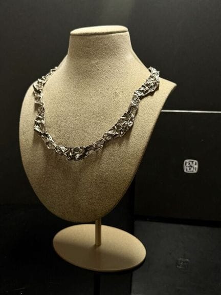 TOUL HOAT
Collier ras de cou articulé, en argent 9