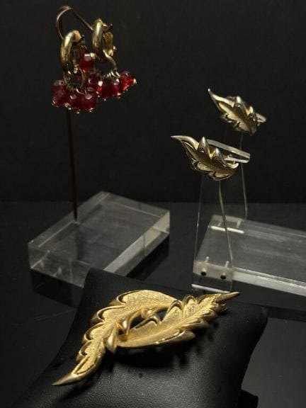 BOUCHER 
Demi-parure comprenant une broche et une 