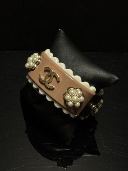 CHANEL 
Large bracelet articulé en résine bicolore