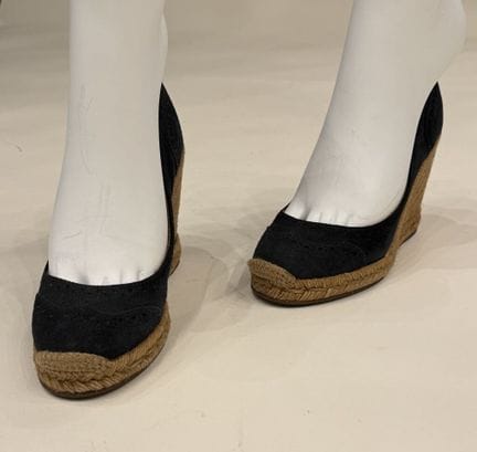 *DAS ANDERE 
Ein Paar Espadrille-Pumps mit Plateau