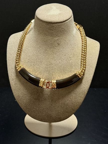 CHANEL 
Collier chocker en métal plaqué doré, part