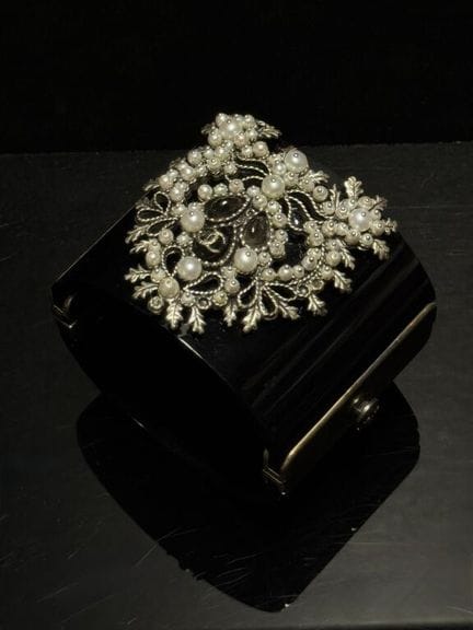 CHANEL 
Large manchette  articulée Flocons, en rés