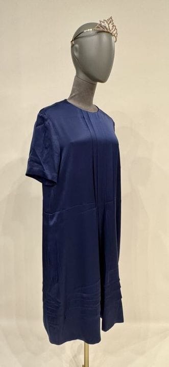 CÉLINE 
Robe ample en soie bleu marine, à effet d'