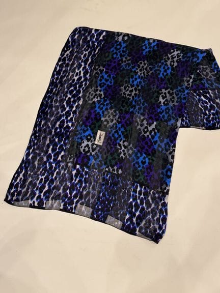 YVES SAINT-LAURENT
Langer Schal aus Seide und Seid