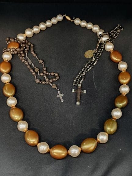 Lot comprenant un collier de pierres imitation, fe
