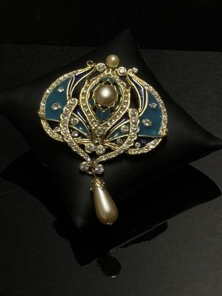 Broche Art Nouveau revival en métal émaillé et str