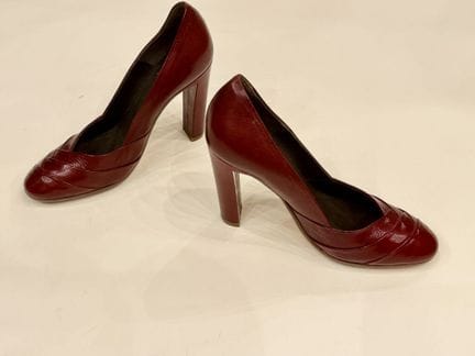 MICHEL PERRY 
Ein Paar Pumps mit hohen Absätzen (1