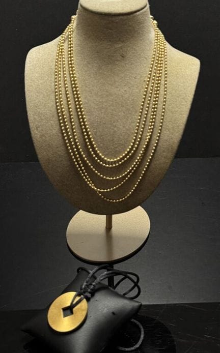 Lot comprenant: 
-1 collier multi-rangs de chaines