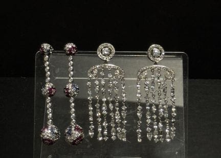 Lot comprenant une paire de boucles d'oreilles en 