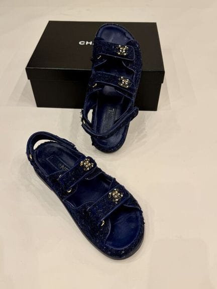 CHANEL (Made in Italy) 
Ein Paar flache Sandalen m