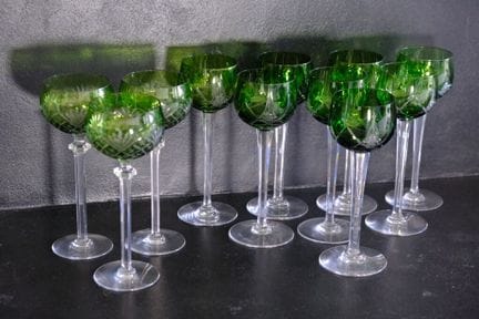 法国南锡水晶（CRISTAL NANCY）。
一套8只双色切割水晶杯，杯身呈绿色。
高：20厘米。
