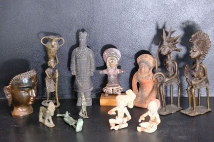 一套旅行纪念品或博物馆复制品，其中包括悉达多肖像。
非洲、拉丁美洲、埃及、中国。
最大件尺寸：22.