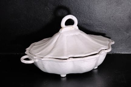 一款迷人的洛卡伊风格陶制汤盆。
可能产自穆斯蒂耶，20世纪作品。
尺寸约：20 x 36 x 28 