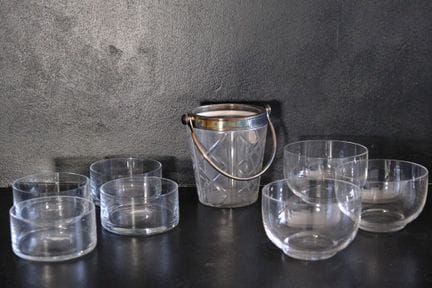 一套三只玻璃杯和一套四只玻璃果盘。
三只套装高度：7厘米。直径：11.2厘米。
四只套装高度：5厘米