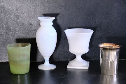 一套小件藏品，包括：
- 一个乳白色乳光玻璃栏杆式花瓶。
高：25 厘米。
- 一个布罗迪·克利夫兰