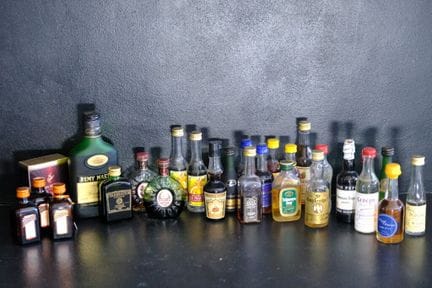 小瓶装酒套装，包括：雷米·马丁（Remy MARTIN）：2瓶VSOP、2瓶XO（其中1瓶带原装礼盒