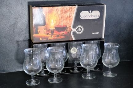 DUROBOR 4 鉴赏家系列。
8只品酒杯套装。
高：17厘米。
附原装盒。

本次拍卖为指定提货