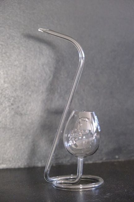 吹制玻璃干邑杯，饰有葡萄藤纹样。
高：21 厘米。
（品相如新，附原标签）

由于本次拍卖采用指定提