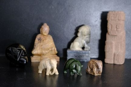 由硬石或人造石制成的度假纪念品套装或博物馆复制品。
亚洲、拉丁美洲、加拿大。
最大件高度：18 厘米
