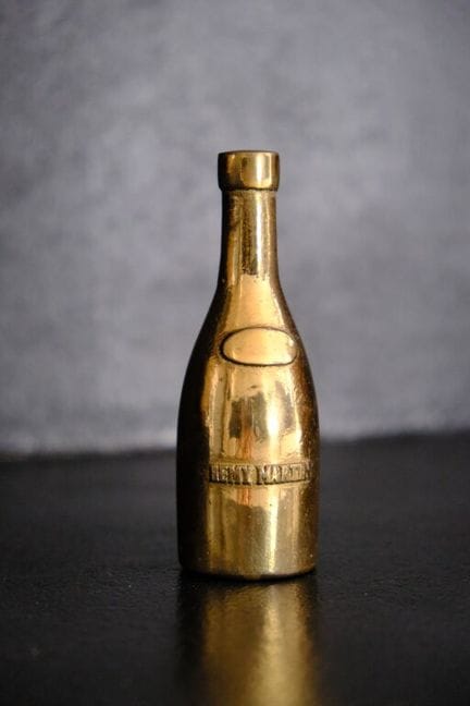 一款小型青铜纸镇，造型为人头马干邑酒瓶。
高：11.5 厘米。
（镀金部分有磨损）

由于本次拍卖采
