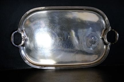 镀银的金属托盘。
来自南锡的KAUFFER品牌。
装饰艺术风格。
65 x 38 厘米。
（有明显凹