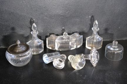 一套小型水晶器皿，包括：
- 四个酒壶塞。
- 一个小黄油盖。
高：6.5 厘米。直径：6.8 厘米
