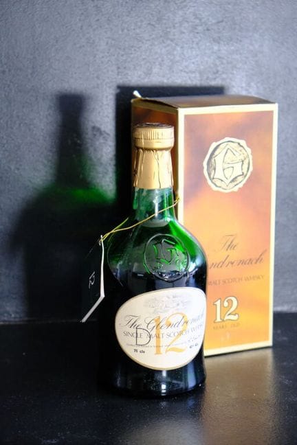 格伦德罗马赫 12 年陈酿。
单一麦芽苏格兰威士忌。
75 克瓶装。
酒液液位低于瓶肩。
原装礼盒包