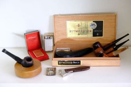 一套烟草收藏品，包括：
- 一支杜邦（DUPONT）镀金金属打火机，编号4721AC。
附原装纸盒及