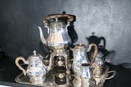 埃米尔·普伊福卡（Émile PUIFORCAT，1897-1945）。
一套气派的925‰纯银茶具