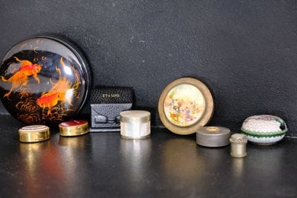 一套小型盒子，其中包括一个饰有金鱼图案的日本漆器糖果盒，以及来自不同国家的各种药盒……
主要来自亚洲