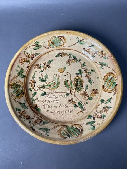 DIVERS
Plat de mariage en faïence à décor d'oiseau