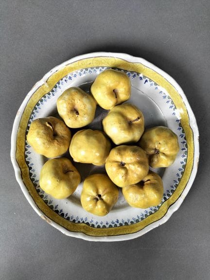 NEVERS
Plat rond d'attrape à décor de pommes en re