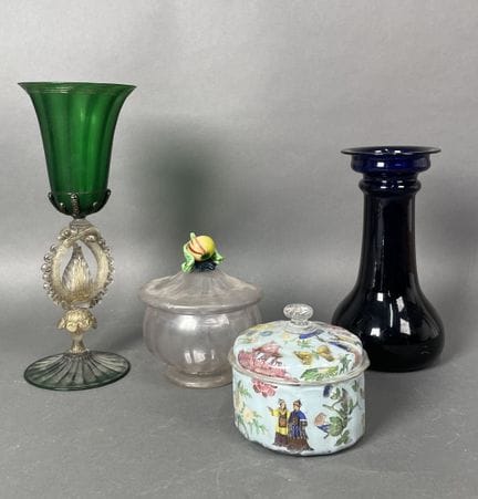 VENISE ET DIVERS
Un verre vert sur pied ajourée, u