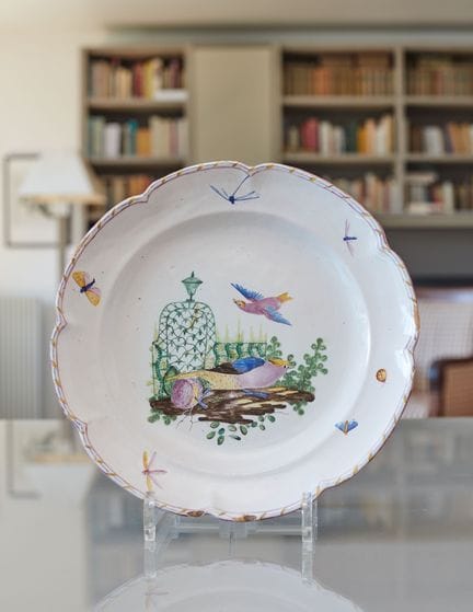 SCEAUX
Assiette à bord contourné à décor polychrom