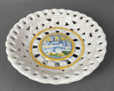 ITALIE, Faenza 
Plat rond ajouré sur piédouche à d