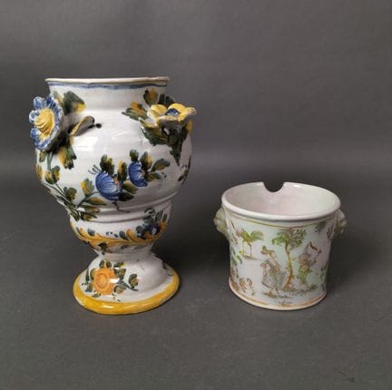 MIDI 
Un vase décoré de fleurs en relief, un pot à