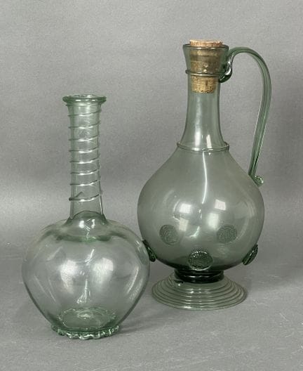 DIVERS
Une carafe avec anse et pastillages et une 