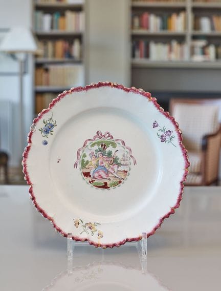SCEAUX
Assiette à bord festonné, décor polychrome 