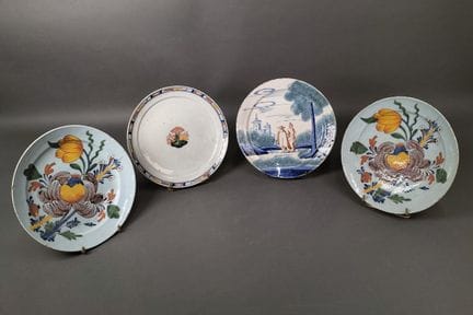 代尔夫特
四只盘子，其中一对饰有花卉图案，一只饰有风景图案（画面中央有一对夫妇），另一只则在风景中描