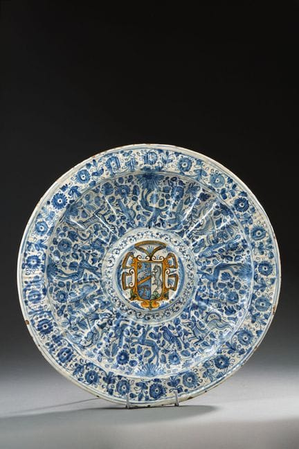 ITALIE, Savone
Plat rond à aile godronnée, au cent
